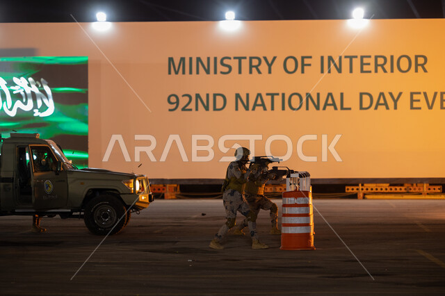 جنود عرب سعوديون خليجيون يقومون بتدريبات قتاليه, تدريب الجيوش على فنون القتال, الدفاع عن الوطن, اليوم الوطني 92, يوم التأسيس, الإحتفال بذكرى اليوم الوطني السعودي