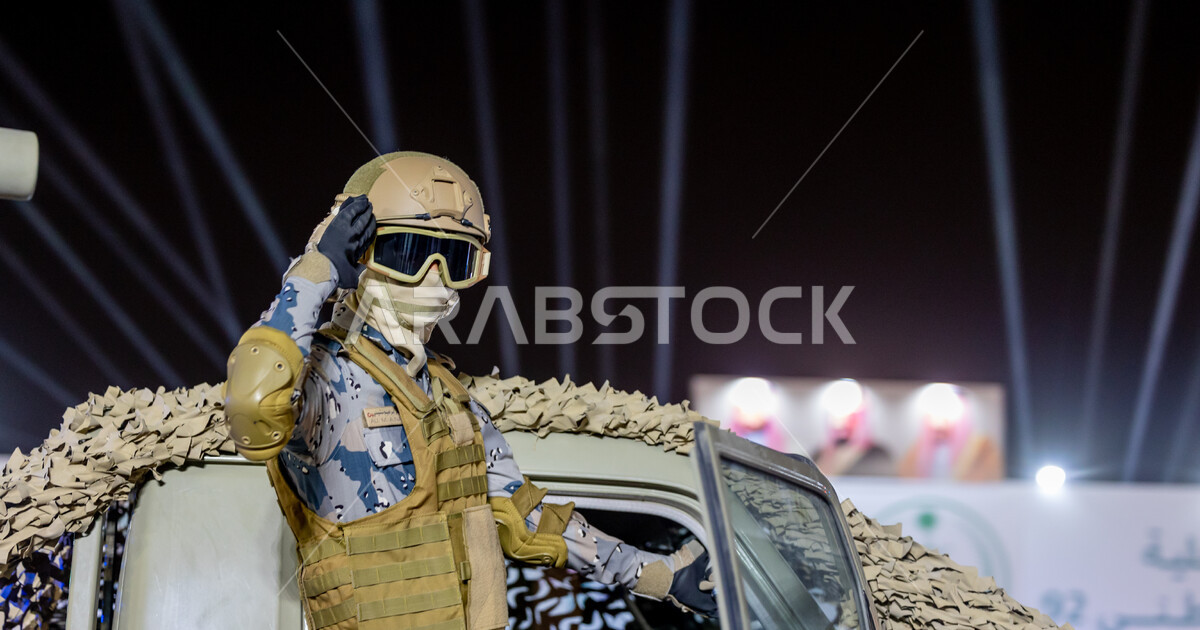 جندي عربي سعودي خليجي يقوم بإلقاء التحيه, الدفاع عن الوطن, اليوم الوطني ...