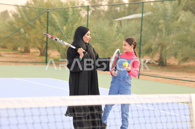 ام عربية خليجية سعودية تقضي اوقات ممتعة مع ابنتها، لعب كرة المصرب، ممارسة كرة التنس الارضي، الملاعب العامة، ملعب رياضي، انشطة ترفيهية رياضية، العاب رياضية، اللعب والترفيه، قضاء أوقات عائلية ممتعة
