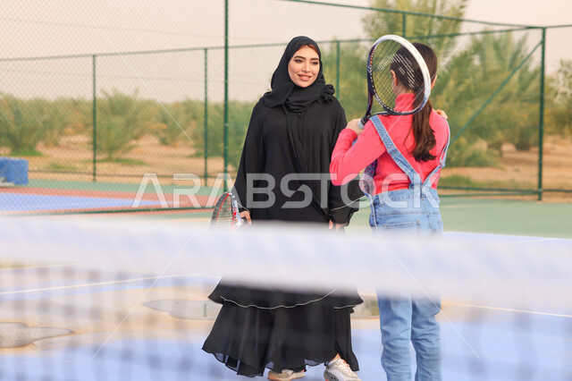 ام عربية خليجية سعودية تقضي اوقات ممتعة مع ابنتها، لعب كرة المصرب، ممارسة كرة التنس الارضي، الملاعب العامة، ملعب رياضي، انشطة ترفيهية رياضية، العاب رياضية، اللعب والترفيه، قضاء أوقات عائلية ممتعة