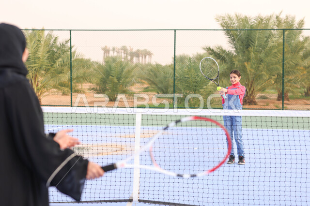 ام عربية خليجية سعودية تقضي اوقات ممتعة مع ابنتها، لعب كرة المصرب، ممارسة كرة التنس الارضي، الملاعب العامة، ملعب رياضي، انشطة ترفيهية رياضية، العاب رياضية، اللعب والترفيه، قضاء أوقات عائلية ممتعة