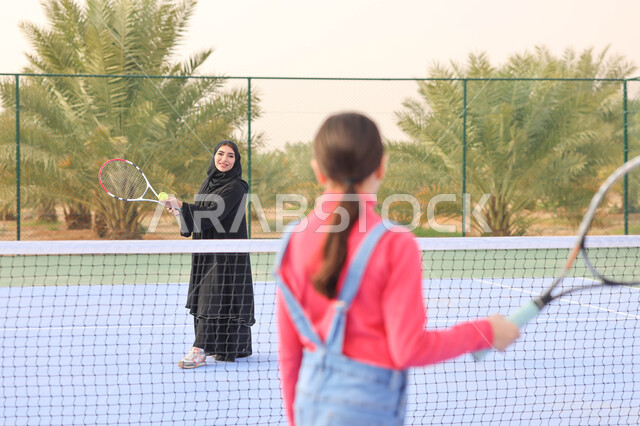 ام عربية خليجية سعودية تقضي اوقات ممتعة مع ابنتها، لعب كرة المصرب، ممارسة كرة التنس الارضي، الملاعب العامة، ملعب رياضي، انشطة ترفيهية رياضية، العاب رياضية، اللعب والترفيه، قضاء أوقات عائلية ممتعة