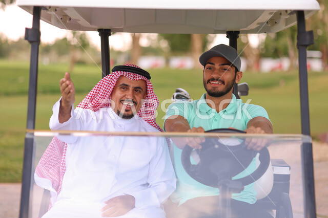 رجلان عربيان خليجيان سعوديان داخل سيارة كهربائية مختصة بنقل الركاب، لعبة الغولف ( الجولف ) ، أنشطة رياضية بالسعودية، رياضات الألعاب الأولمبية الصيفية، أنشطة ترفيهية، ملعب الجولف، نادي الجولف، عربة الجولف