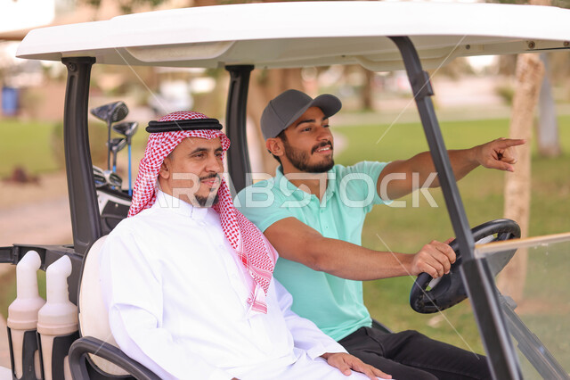 رجلان عربيان خليجيان سعوديان داخل سيارة كهربائية مختصة بنقل الركاب، لعبة الغولف ( الجولف ) ، أنشطة رياضية بالسعودية، رياضات الألعاب الأولمبية الصيفية، أنشطة ترفيهية، ملعب الجولف، نادي الجولف، عربة الجولف