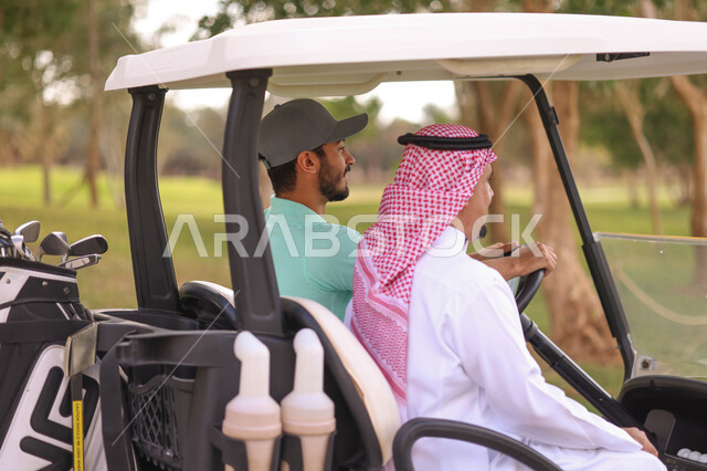 رجلان عربيان خليجيان سعوديان داخل سيارة كهربائية مختصة بنقل الركاب، لعبة الغولف ( الجولف ) ، أنشطة رياضية بالسعودية، رياضات الألعاب الأولمبية الصيفية، أنشطة ترفيهية، ملعب الجولف، نادي الجولف، عربة الجولف