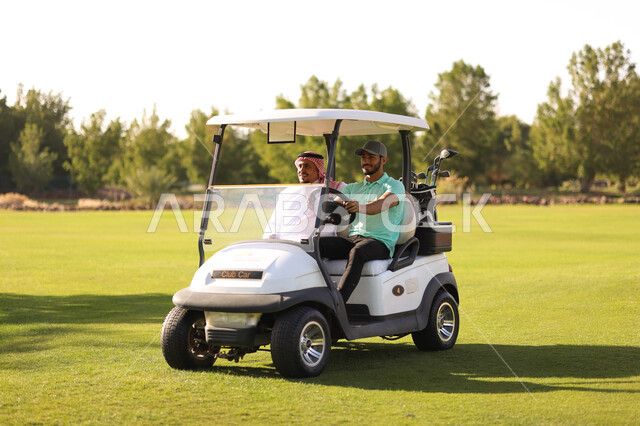 رجلان عربيان خليجيان سعوديان داخل سيارة كهربائية مختصة بنقل الركاب، لعبة الغولف ( الجولف ) ، أنشطة رياضية بالسعودية، رياضات الألعاب الأولمبية الصيفية، أنشطة ترفيهية، ملعب الجولف، نادي الجولف، عربة الجولف