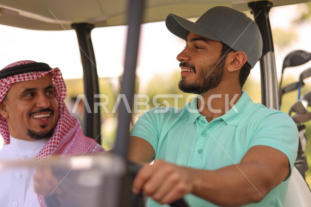 رجلان عربيان خليجيان سعوديان داخل سيارة كهربائية مختصة بنقل الركاب، لعبة الغولف ( الجولف ) ، أنشطة رياضية بالسعودية، رياضات الألعاب الأولمبية الصيفية، أنشطة ترفيهية، ملعب الجولف، نادي الجولف، عربة الجولف