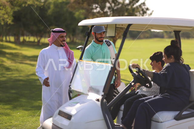 عائلة عربية خليجية سعودية في ملعب الجولف، ممارسة لعبة الغولف على مساحات واسعة خضراء، أنشطة رياضية بالسعودية، لعبة الجولف، رياضات الألعاب الأولمبية الصيفية، أنشطة ترفيهية، سيارة كهربائية مختصة بنقل الركاب، ملعب الجولف