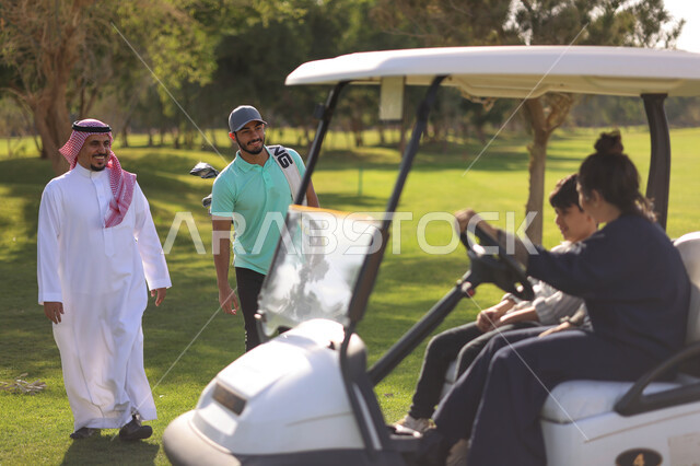 عائلة عربية خليجية سعودية في ملعب الجولف، ممارسة لعبة الغولف على مساحات واسعة خضراء، أنشطة رياضية بالسعودية، لعبة الجولف، رياضات الألعاب الأولمبية الصيفية، أنشطة ترفيهية، سيارة كهربائية مختصة بنقل الركاب، ملعب الجولف