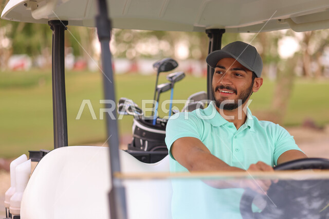 رجل عربي خليجي سعودي داخل سيارة كهربائية مختصة بنقل الركاب، لعبة الغولف ( الجولف ) ، أنشطة رياضية بالسعودية، رياضات الألعاب الأولمبية الصيفية، أنشطة ترفيهية، ملعب الجولف، نادي الجولف، عربة الجولف