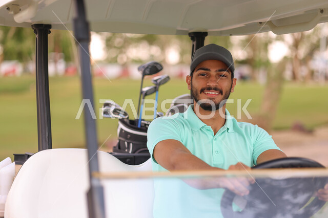 رجل عربي خليجي سعودي داخل سيارة كهربائية مختصة بنقل الركاب، لعبة الغولف ( الجولف ) ، أنشطة رياضية بالسعودية، رياضات الألعاب الأولمبية الصيفية، أنشطة ترفيهية، ملعب الجولف، نادي الجولف، عربة الجولف