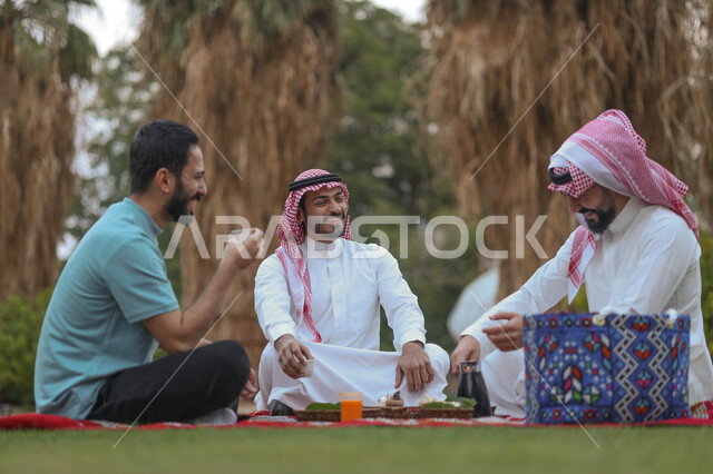 شباب عرب خليجيين سعوديين يقضون أوقات ممتعة في إحدى الحدائق العامة، جلسات شبابية، نزهة في الهواء الطلق، القهوة العربية السعودية، حوارات ونقاشات، وناسة وتعارف، كشتة شباب