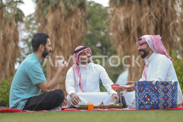 شباب عرب خليجيين سعوديين يقضون أوقات ممتعة في إحدى الحدائق العامة، جلسات شبابية، نزهة في الهواء الطلق، القهوة العربية السعودية، حوارات ونقاشات، وناسة وتعارف، كشتة شباب