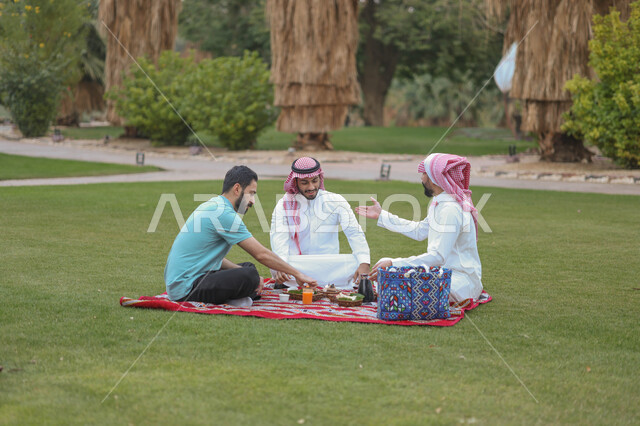 شباب عرب خليجيين سعوديين يقضون أوقات ممتعة في إحدى الحدائق العامة، جلسات شبابية، نزهة في الهواء الطلق، القهوة العربية السعودية، حوارات ونقاشات، وناسة وتعارف، كشتة شباب