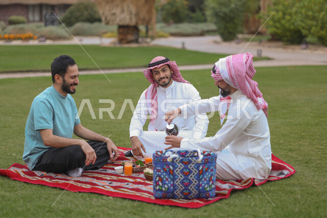 شباب عرب خليجيين سعوديين يقضون أوقات ممتعة في إحدى الحدائق العامة، جلسات شبابية، نزهة في الهواء الطلق، القهوة العربية السعودية، حوارات ونقاشات، وناسة وتعارف، كشتة شباب