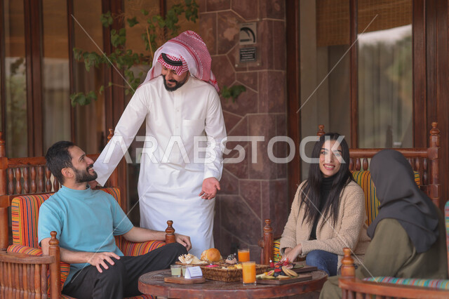 اصدقاء عرب خليجيين سعوديين يستمتعون بتبادل الحديث في احد المقاهي السعودية، المشروبات الباردة، ديوانية سعودية، نقاشات وحوارات، قضاء أوقات ممتعة، وناسة وتعارف، أجواء سعيدة، مقهى سعودي
