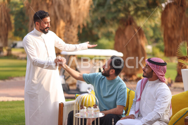 شباب عرب خليجيين سعوديين يقضون أوقات ممتعة، جلسات وانشطة شبابية، نقاشات وحوارات، وناسة وتعارف، كشتة شباب، نزهه في الهواء الطلق، الطبيعة الخضراء