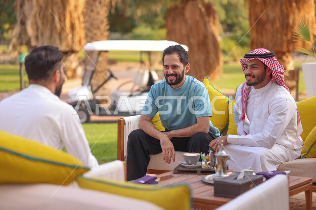 شباب عرب خليجيين سعوديين يقضون أوقات ممتعة، جلسات وانشطة شبابية، نقاشات وحوارات، وناسة وتعارف، كشتة شباب، نزهه في الهواء الطلق، الطبيعة الخضراء