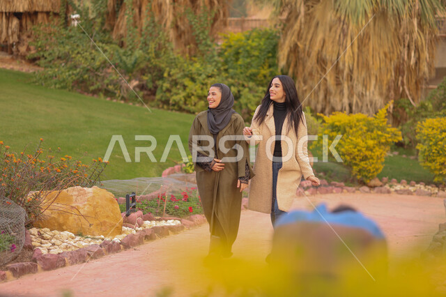 صديقتان عربيتان خليجيتان سعوديتان تتجولان في إحدى الحدائق العامة، صداقات وتعارف، المشي والتنزه، الحدائق والمنتزهات، نقاشات وحوارات، نزهه في الهواء الطلق، الطبيعة الخضراء