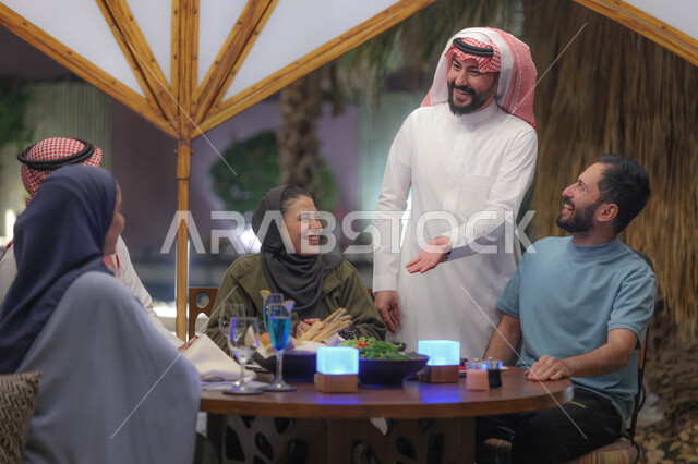 اصدقاء عرب خليجيين سعوديين يستمتعون بتبادل الحديث في احد المقاهي السعودية، المشروبات الباردة، ديوانية سعودية، نقاشات وحوارات، قضاء أوقات ممتعة، وناسة وتعارف، أجواء سعيدة، مقهى سعودي