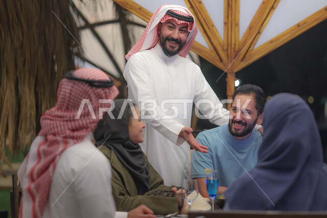 اصدقاء عرب خليجيين سعوديين يستمتعون بتبادل الحديث في احد المقاهي السعودية، المشروبات الباردة، ديوانية سعودية، نقاشات وحوارات، قضاء أوقات ممتعة، وناسة وتعارف، أجواء سعيدة، مقهى سعودي