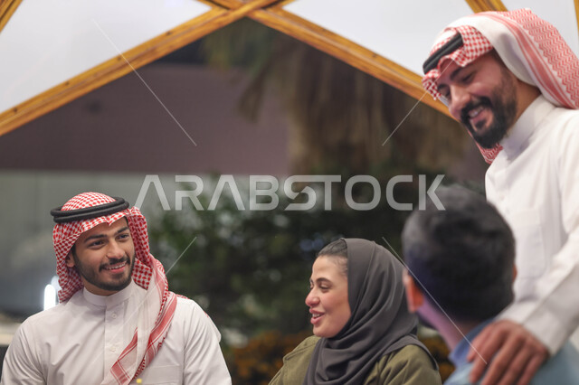 اصدقاء عرب خليجيين سعوديين يستمتعون بتبادل الحديث في احد المقاهي السعودية، المشروبات الباردة، ديوانية سعودية، نقاشات وحوارات، قضاء أوقات ممتعة، وناسة وتعارف، أجواء سعيدة، مقهى سعودي