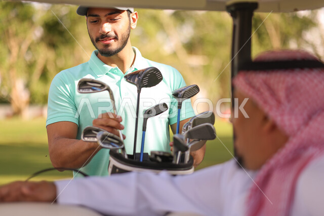 رجل عربي خليجي سعودي في ملعب الجولف، الإستعداد لممارسة لعبة الغولف، حقيبة الجولف، أنشطة رياضية بالسعودية، لعبة الغولف ( الجولف ) ، رياضات الألعاب الأولمبية الصيفية، أنشطة ترفيهية، ملعب الجولف