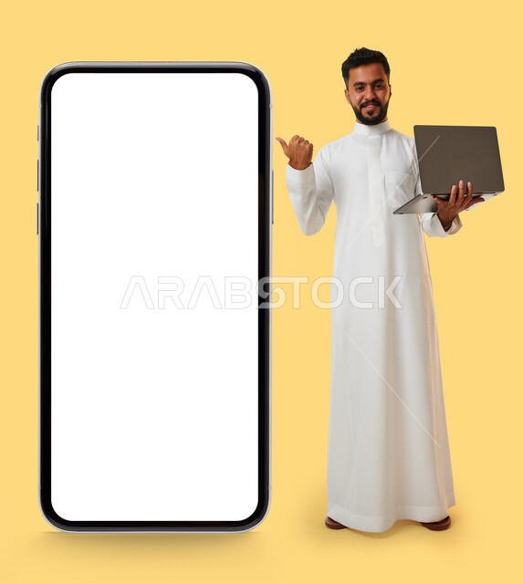 بورتريه لشاب عربي خليجي سعودي يقوم بعرض جهاز الهاتف المحمول بإيماءات مختلفة ، الحصول على الهدف المراد ، التسويق الرقمي ، اعلانات تسويقية ترويجية ، تطبيقات الهاتف الذكي , استخدام التقنية الحديثة , خلفية صفراء.