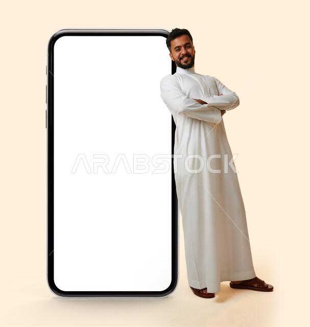 بورتريه لشاب عربي خليجي سعودي يقوم بعرض جهاز الهاتف المحمول بإيماءات مختلفة ، الحصول على الهدف المراد ، التسويق الرقمي ، اعلانات تسويقية ترويجية ، تطبيقات الهاتف الذكي , استخدام التقنية الحديثة , خلفية بيضاء .