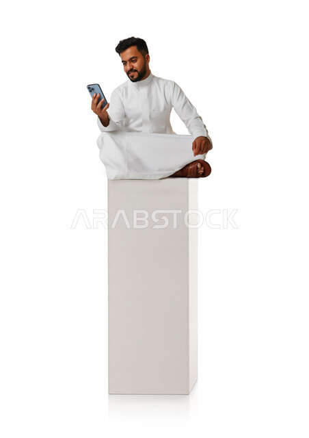 بورتريه لشاب عربي خليجي سعودي يقوم بعرض جهاز الهاتف المحمول بإيماءات مختلفة ، الحصول على الهدف المراد ، التسويق الرقمي ، اعلانات تسويقية ترويجية ، تطبيقات الهاتف الذكي , استخدام التقنية الحديثة , خلفية بيضاء .