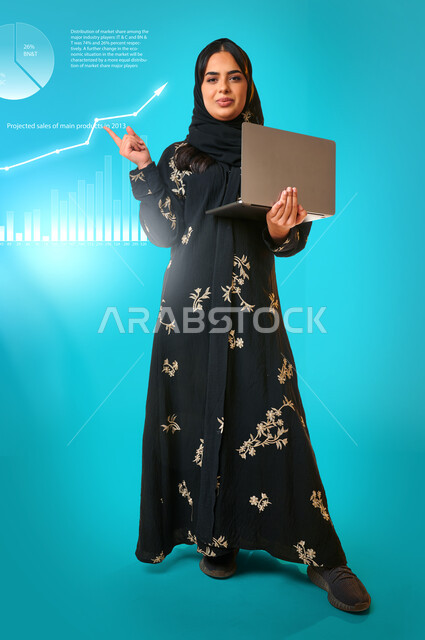 بورتريه لمرأة عربية خليجية سعودية تحمل جهاز الحاسوب المحمول ، صورة بالطول الكامل , رسومات بيانية هوولجرامية ، استراتيجات عمل ، بيانات و دراسات ، صعود الاسهم ،خلفية زرقاء