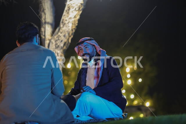 شابان عربيان خليجيان سعوديان يقضيان اوقات ممتعة، اجلسة شبابية، صداقات شباب، نقاشات وحوارات، حدائق ومنتزهات