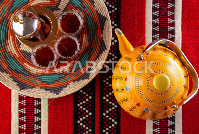 إبريق شاي اصفر اللون مع اكواب الشاي، المشروبات الساخنة، تقديم الشاي، طبق التمر، حسن الضيافة والاستقبال، الضيافة العربية