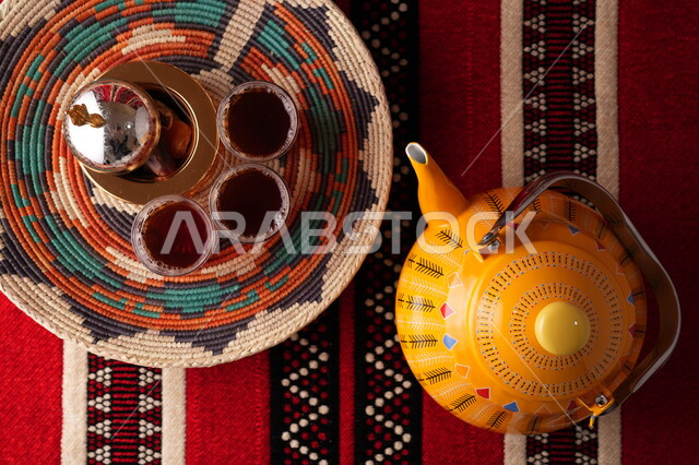 إبريق شاي اصفر اللون مع اكواب الشاي، المشروبات الساخنة، تقديم الشاي، طبق التمر، حسن الضيافة والاستقبال، الضيافة العربية