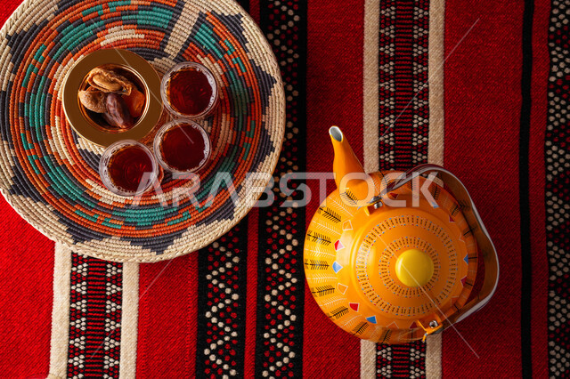 إبريق شاي اصفر اللون مع اكواب الشاي، المشروبات الساخنة، تقديم الشاي، طبق التمر، حسن الضيافة والاستقبال، الضيافة العربية