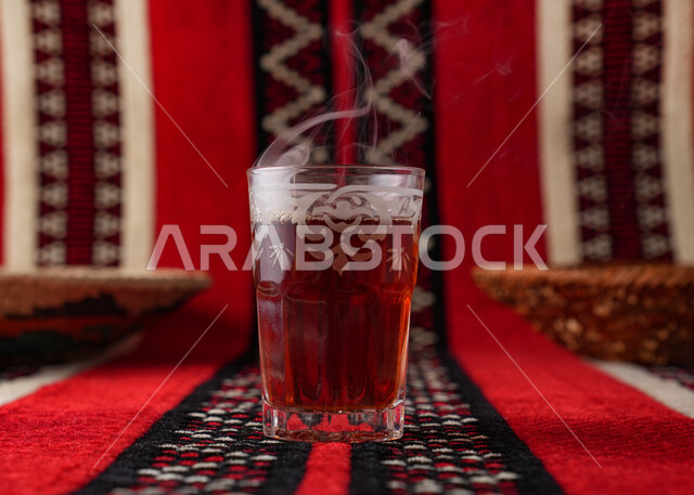 صورة مقربة لكوب الشاي، المشروبات الساخنة، تقديم الشاي، الضيافة العربية، كوب الشاي الاحمر