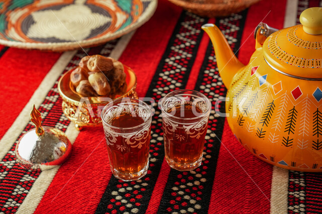 إبريق شاي اصفر اللون مع اكواب الشاي، المشروبات الساخنة، تقديم الشاي، طبق التمر، حسن الضيافة والاستقبال، الضيافة العربية