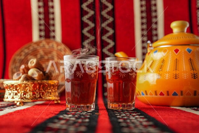 إبريق شاي اصفر اللون مع اكواب الشاي، المشروبات الساخنة، تقديم الشاي، طبق التمر، حسن الضيافة والاستقبال، الضيافة العربية