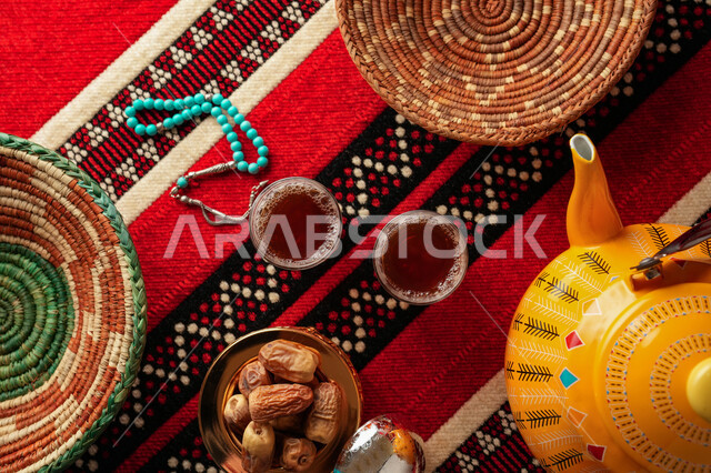 إبريق شاي اصفر اللون مع اكواب الشاي، المشروبات الساخنة، تقديم الشاي، طبق التمر، حسن الضيافة والاستقبال، الضيافة العربية