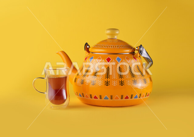 إبريق شاي اصفر اللون مع اكواب الشاي، المشروبات الساخنة، تقديم الشاي، الضيافة العربية، خلفية صفراء