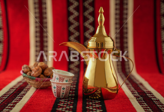 دلة قهوة عربية مع فنجانين قهوة، طبق التمر، تقديم القهوة الساخنة، الضيافة السعودية، القهوة العربية، حسن الضيافه والإستقبال، رمضان، أعياد ومناسبات