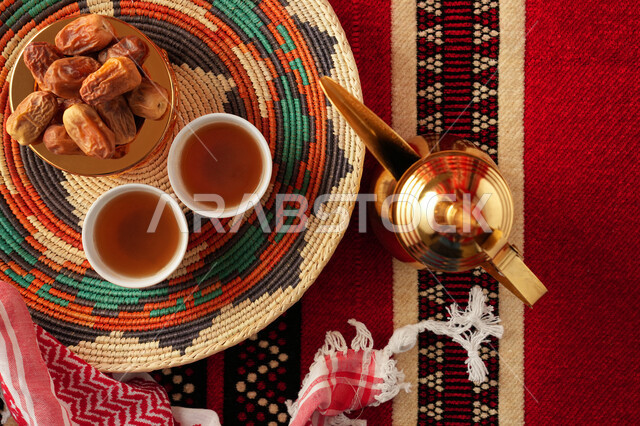 دلة قهوة عربية مع فنجانين قهوة، طبق التمر، تقديم القهوة الساخنة، الضيافة السعودية، القهوة العربية، حسن الضيافه والإستقبال، رمضان، أعياد ومناسبات