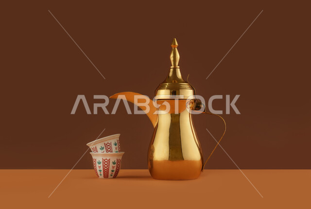 دلة قهوة عربية مع فنجانين قهوة، تقديم القهوة الساخنة، الضيافة السعودية، القهوة العربية، حسن الضيافه والإستقبال، أعياد ومناسبات، خلفية بنية