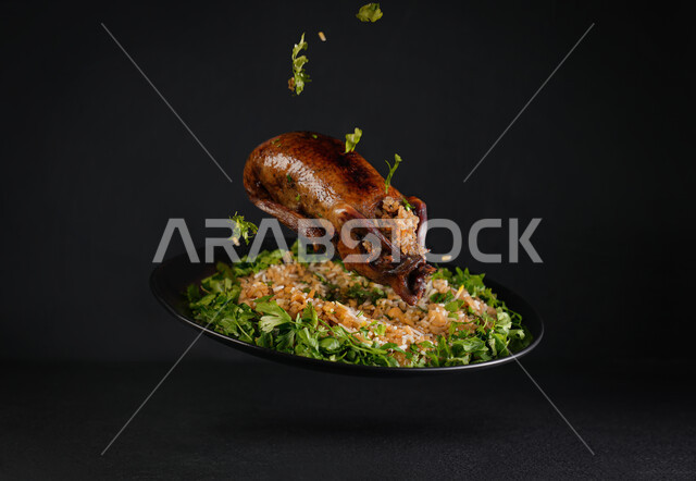 طبق الأرز الشعبي مع الحمام المحشي، أكلات عربية، مطاعم شرقية، حمام محشي بالأرز، وصفات وأطباق طعام لذيذة، مطاعم للمأكولات العربية الشرقية، خلفية سوداء