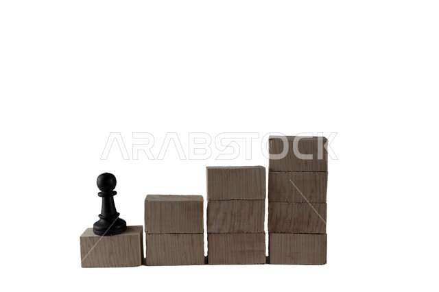 قطعة الشطرنج فوق مكعبات خشبية، قطع خشبية، قطعة الشطرنج، مكعبات خشبية مرصوصة، لعبة الشطرنج، خلفية بيضاء