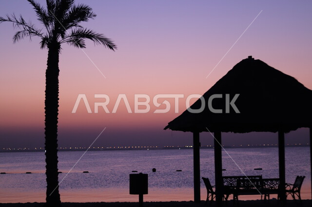 شاطئ نصف القمر في المنطقة الشرقية  بالمملكة العربية السعودية ، شواطئ الشرقية في مدينة الخبر في الدمام ، السياحة في السعودية