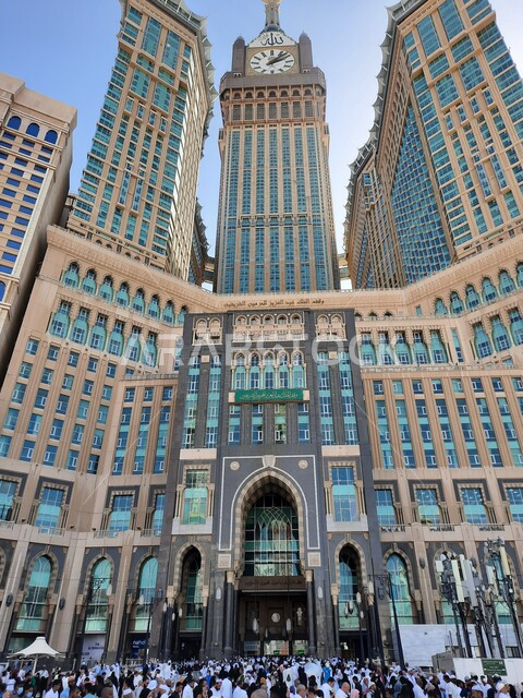 صورة بانوراما الحرم المكي الشريف في مكة المكرمة بالمملكة العربية السعودية ، موسم الحج، مبنى برج ساعة مكة الملكي في المسجد الحرام ، معالم إسلامية ، مجمع ابراج البيت في الحرم المكي الشريف