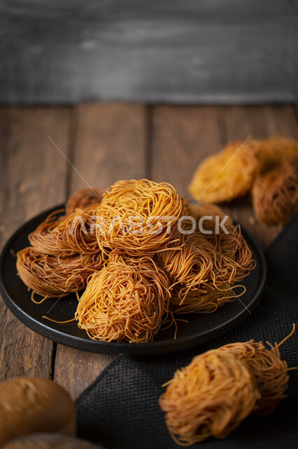 طبق من لفائف الشعيرية، شعيرية طازجة، شعيرية محمصة