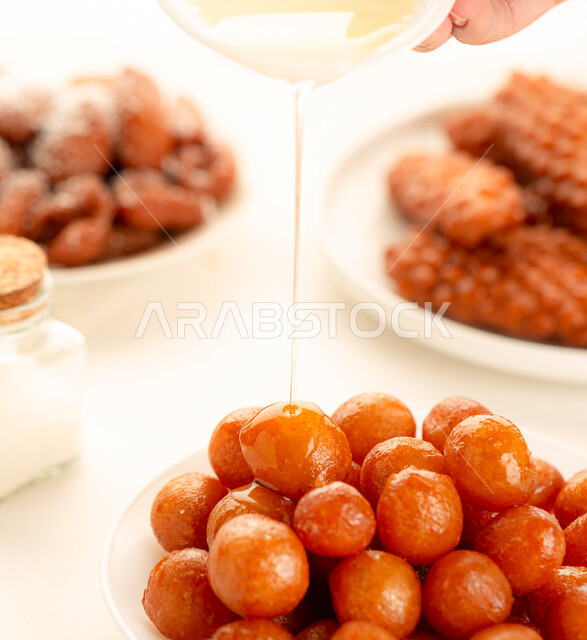 طبق اللقيمات اللذيذ، حلا شرقي، حلويات وسكريات، الحلوى الشهية، التحلاية، حلوى اللقيمات، الزلابية، حلب زلابيا، وصفات وأطباق حلوى لذيذة