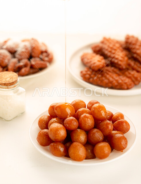 طبق اللقيمات اللذيذ، حلا شرقي، حلويات وسكريات، الحلوى الشهية، التحلاية، حلوى اللقيمات، الزلابية، حلب زلابيا، وصفات وأطباق حلوى لذيذة